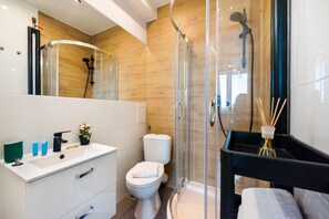 Shower, hair dryer, towels
