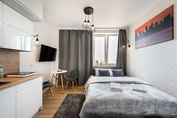 Iron/ironing board, WiFi, bed sheets - City Centre High Floor View Apartment A (Warszawa)