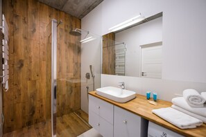 Dusche, Haartrockner, Handtücher
