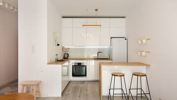 Fridge, oven, stovetop, dishwasher