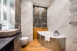 Articles de toilette gratuits, sèche-cheveux, serviettes fournies