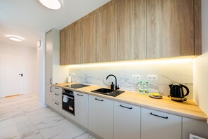 Fridge, oven, stovetop, dishwasher