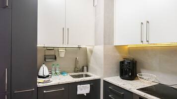 Kylskåp, mikrovågsugn, ugn och spishäll