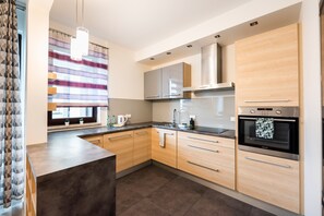 Fridge, oven, stovetop, dishwasher