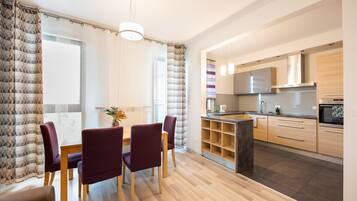 Frigorifero, forno, piano cottura, lavastoviglie