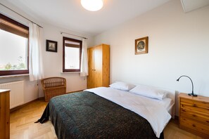 2 bedrooms, iron/ironing board, WiFi, bed sheets