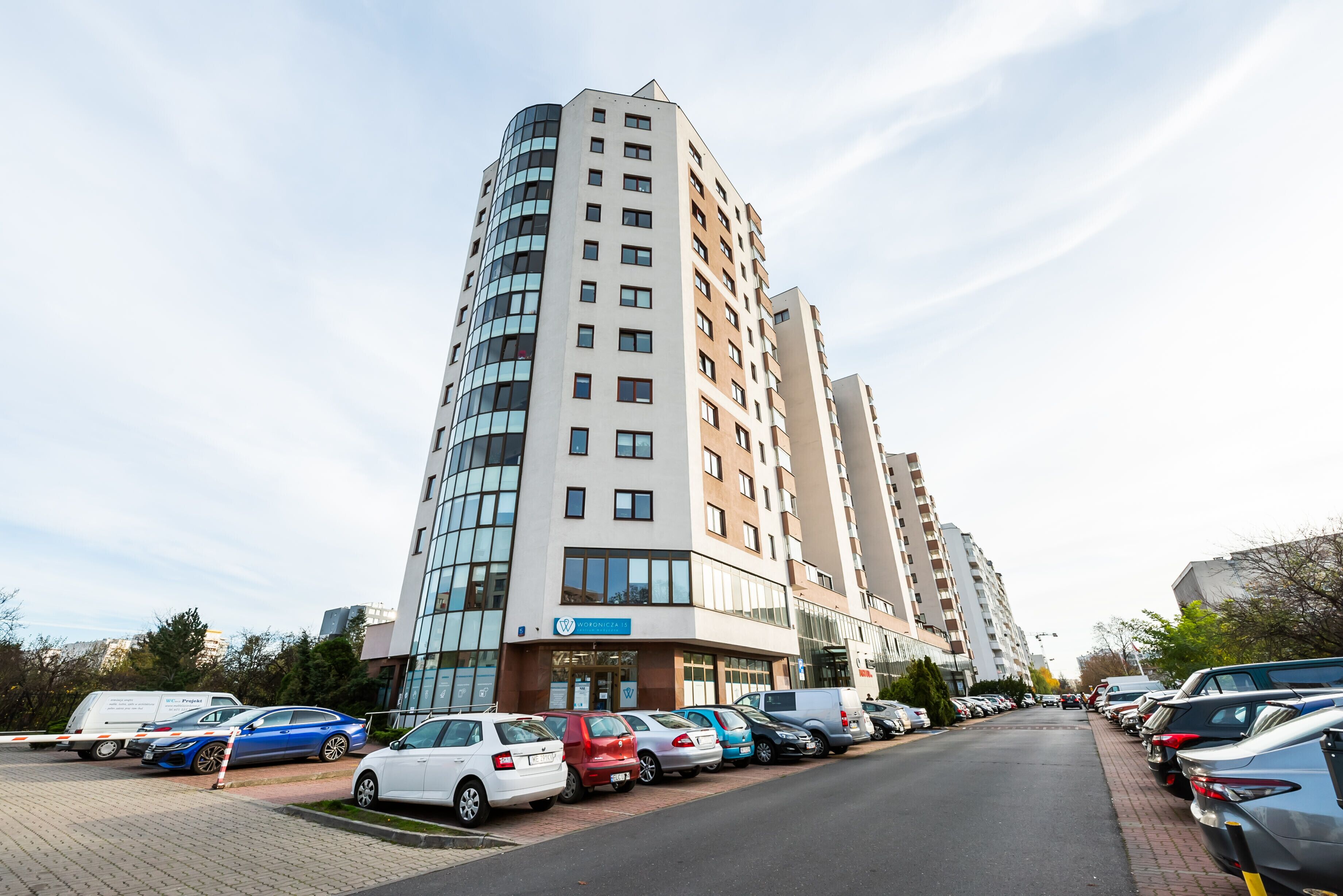 Een meerlaagse parkeergarage met verschillende geparkeerde auto's.