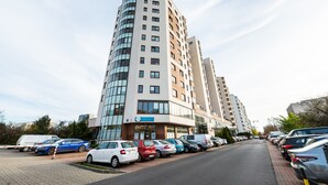 Eine mehrstöckige Parkgarage mit mehreren parkenden Autos.