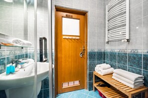 Shower, hair dryer, towels - Woronicza Homey Wooden Apartment (Warszawa)
