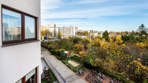 Ein Hochhaus mit Blick auf einen Park und umliegende Gebäude.