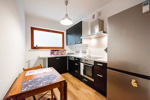 Fridge, oven, stovetop, dishwasher - Malborska Lovely Apartment (Warszawa)