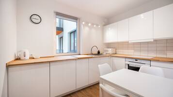 Kühlschrank, Mikrowelle, Ofen, Herdplatte