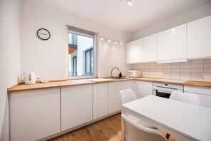 Køleskab, mikrobølgeovn, ovn, kogeplade