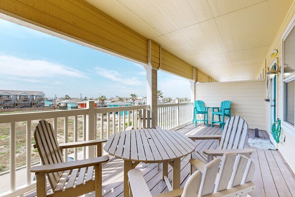 Outdoor dining - Shared Heated Pool, Hot Tub, Pet Friendly, Golf Cart Access (Port Aransas)