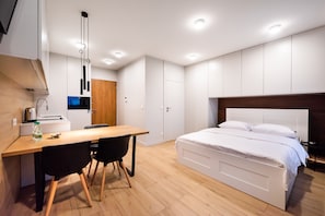 Iron/ironing board, WiFi, bed sheets