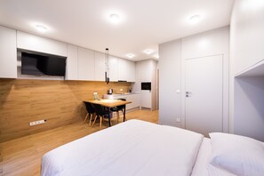 Tabla de planchar con plancha, wifi y ropa de cama 