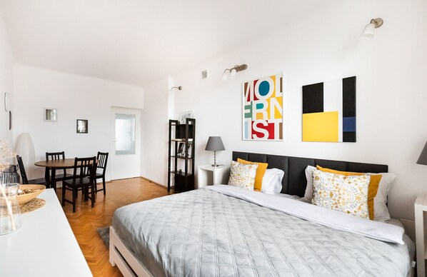 1 habitación, tabla de planchar con plancha, wifi y ropa de cama
