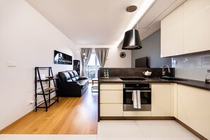 Een koelkast, een oven, een kookplaat, een vaatwasser