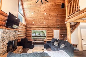 Smart TV, fireplace - Mt Pilchuck View Cedar's Cabin (Granite Falls)
