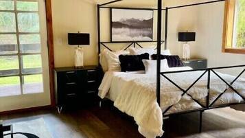 4 bedrooms, iron/ironing board, free WiFi, bed sheets