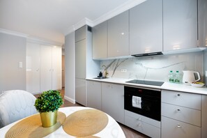 Fridge, microwave, stovetop, dishwasher - Stara Praga Superior Apartment (Warszawa)