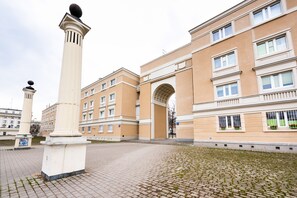 Exterior - Metro Ratusz Arsenał Designer Studio (Warszawa)