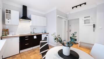 Frigorífico, placa de cocina, lavavajillas y tostadora