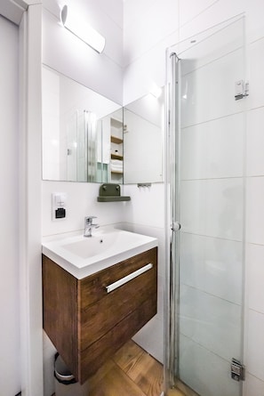 Shower, hair dryer, towels, soap - Metro Ratusz Arsenał Designer Studio (Warszawa)