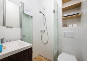 Douche, sèche-cheveux, serviettes fournies, savon