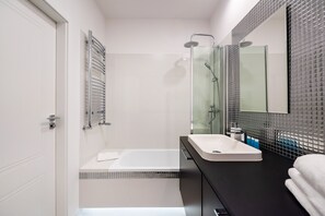 Shower, hair dryer, towels