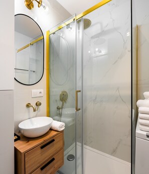 Douche, articles de toilette gratuits, sèche-cheveux