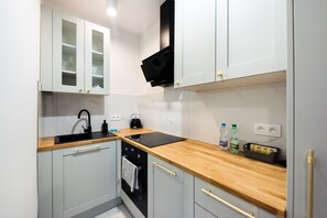 Frigorífico, horno, placa de cocina y lavavajillas