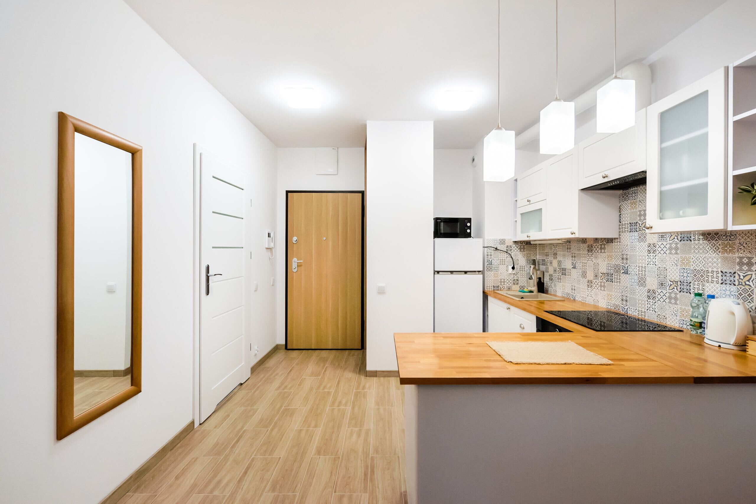 Frigorífico, microondas, horno y placa de cocina