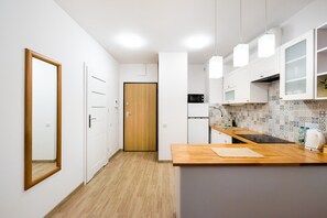 Kjøleskap, mikrobølgeovn, ovn og kokeplater