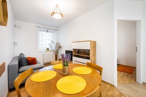 Dining - Metro Bemowo Colourful Apartment (Warszawa)