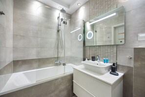 Chuveiro, secador de cabelo, toalhas de banho, sabonete