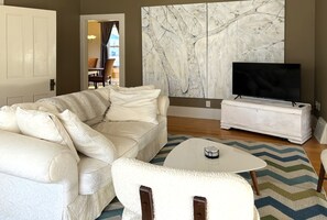 Smart-TV, peis og bøker