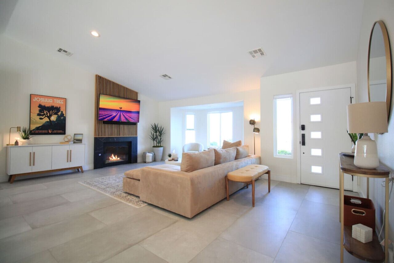 Smart TV, fireplace, stereo
