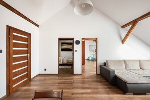 3 bedrooms, iron/ironing board, WiFi, bed sheets - Plac Narutowicza Two-Level Apartment (Warszawa)