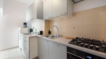 Réfrigérateur, plaque de cuisson, lave-vaisselle, cafetière/bouilloire