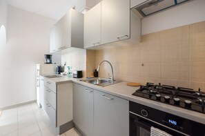 Réfrigérateur, plaque de cuisson, lave-vaisselle, cafetière/bouilloire