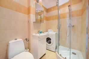 Shower, hair dryer, towels
