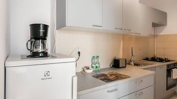 Jääkaappi, liesi, astianpesukone, kahvin-/teenkeitin