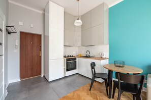 Fridge, oven, stovetop
