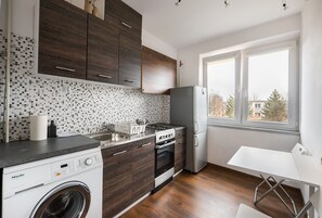 Frigorífico, horno y placa de cocina