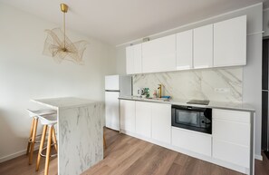 Fridge, microwave, stovetop, dishwasher - Chmielna Marble City Centre Apartment (Warszawa)