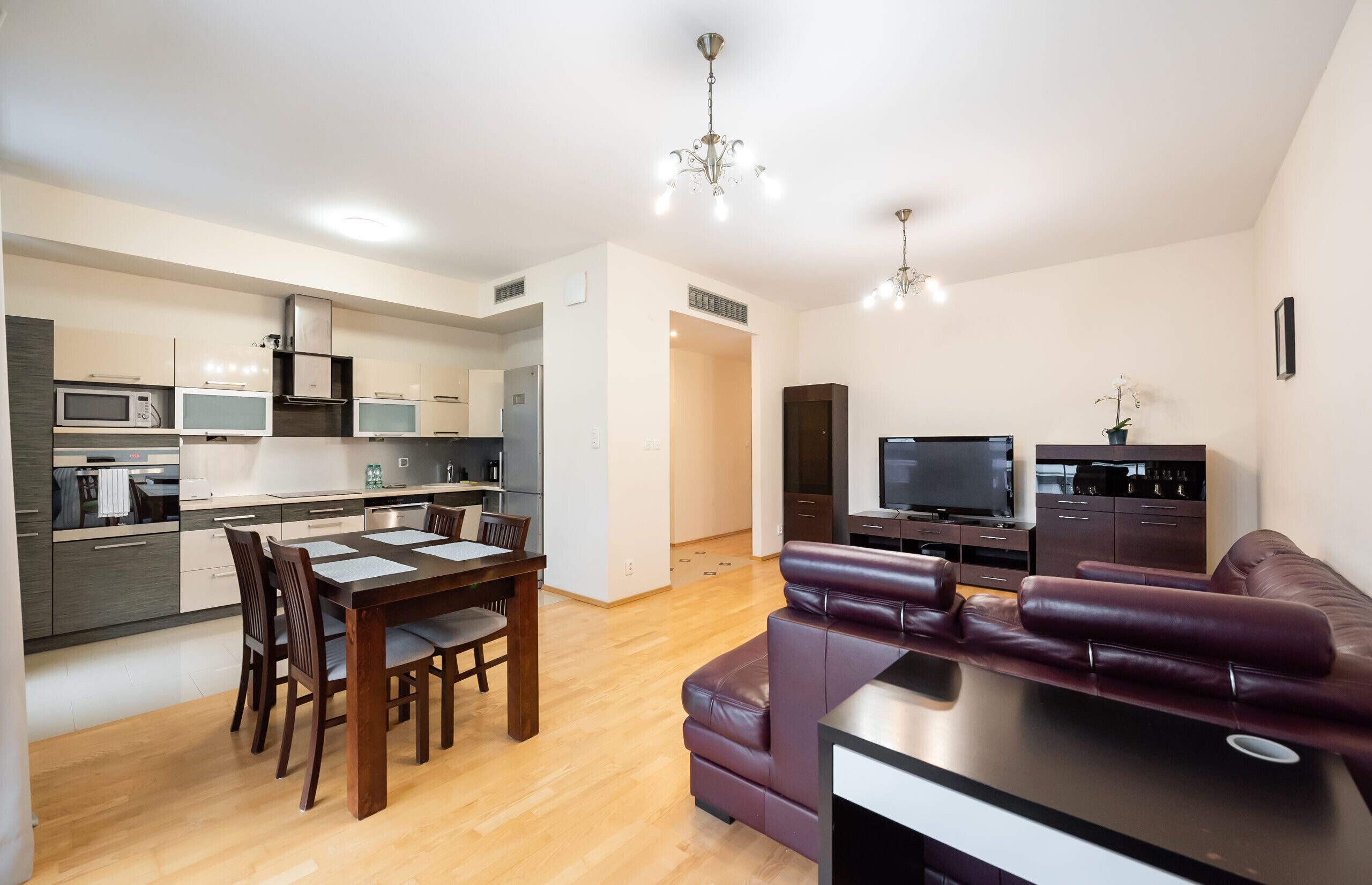 Eine moderne Wohnung mit Küche, Essbereich und Wohnzimmer.
