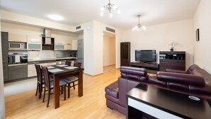 Eine moderne Wohnung mit Küche, Essbereich und Wohnzimmer.