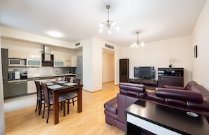 Un apartamento moderno con cocina, comedor y sala de estar.