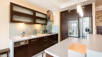 Geladeira, micro-ondas, fogão, cooktop